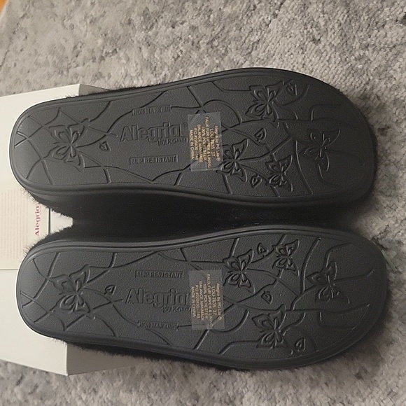 Woman's black slide slippers - Picture 2 of 5